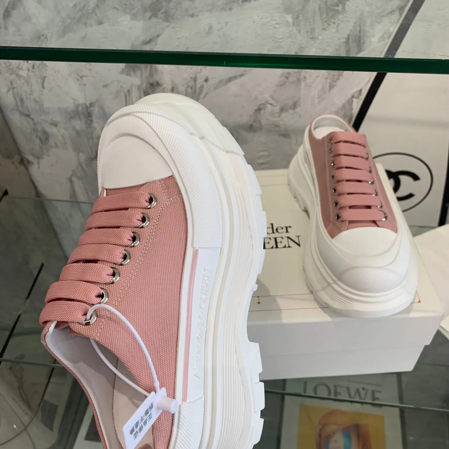 👟👟Ex-factory price 500👟👟 Mc Queen is in stock all year round [Rose] McQueen [Rose] dad shoes [Rose] ss early spring first release‼ ️‼ ️The latest Milan Fashion Week T-stage catwalk model, the unique and personalized design is very classy on the feet, and the round toe design allows the toes to be completely released. I spent a lot of money to buy multiple pairs of the originals and dismantled them and made replicas. Many celebrities such as Guli Nazha, Wu Lei, and Internet celebrity bloggers have endorsed Xiaohongshu’s popular products, and the products are sold out at the counters! Fabric: Imported pure cotton fabric Lining: Imported silk sheepskin Feet: Imported silk sheepskin Size: Women's 35-40. Packaging: original full set of packaging, outsole: increased by 5 cm, original outsole